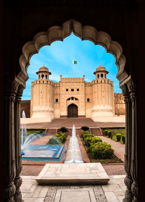 Pakistani Architecture, Lahore Fort, Pakistan Tourism, Pakistan Pictures, Architecture Photography Buildings, Pakistan Culture, Pakistan Day, Photo Water, Pakistani Culture