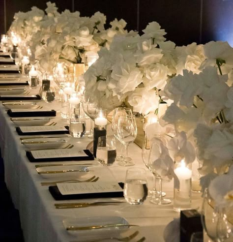 Wedding Tablescape No Charger, Wedding Decoration Black And White, Classic Wedding Design, Black And White Floral Centerpieces, Dinner Party Table Set Up, Flower And Candle Centerpiece, Gold Flowers Wedding, Wedding Floral Decorations, Black White And Gold Wedding