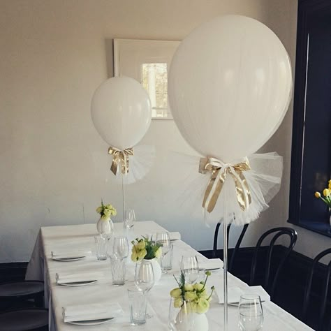 White Balloon Centerpieces, Balloon Garland Tips, Winter Wonderland Baby Shower Theme, Balloon Centrepiece, Tulle Balloons, Balloon Table Centerpieces, Engagement Balloons, Pearl Balloons, Holy Communion Party