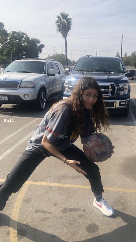 zendaya ball is life Instagram story part 1 Life Instagram Story, Mode Zendaya, Estilo Zendaya, Ball Is Life, Relaxed Outfits, Celebrity Icons, Zendaya Maree Stoermer Coleman, Zendaya Outfits, Zendaya Style