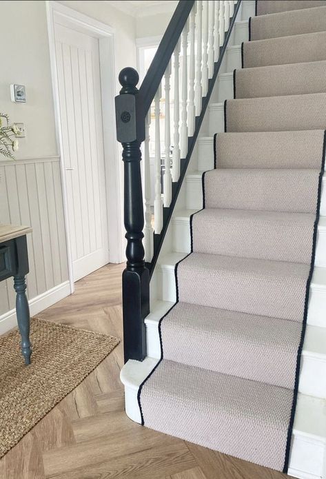 Stair Runner Black Stairs, Stair Runner Black, Hallway 2023, Hall Ways Ideas, Stairs And Hallway Ideas, Hallway Staircase, Black Railing, Diner Ideas, Black Stairs