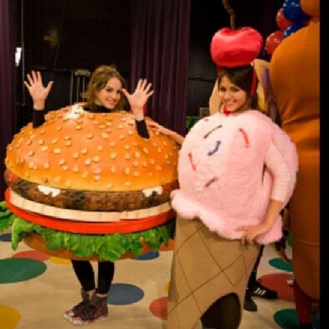 Icarly And Victorious, Victorious Cast, Papa John’s, Shrimp Po Boy, Crazy Costumes, Food Costumes, Liz Gillies, Halloween Costumes Friends, Barbecue Chicken