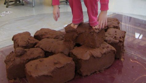 Beginning Points: Clay, A Whole Body Experience | The Reggio Classroom Atelier Ideas, Reggio Emilia Classroom, Classroom Arrangement, Reggio Emilia Approach, Reggio Emilia Inspired, Reggio Classroom, Toddler Class, Reggio Inspired, Sensory Table