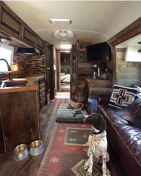 See this Instagram photo by @airstream_dreams • 1,896 likes Camper Vintage, Glamper Camper, Motorhome Interior, Airstream Remodel, Airstream Interior, Camper Trailer Remodel, Airstream Renovation, Rv Makeover, Trailer Living