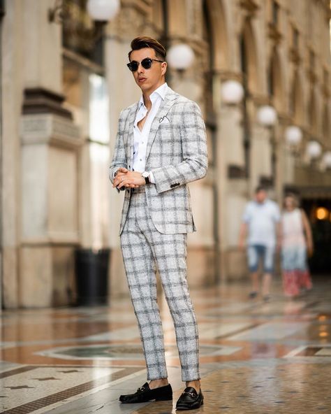 Everyone should have that one bold suit that makes you feel your best! On a good or bad day, it comes in clutch.  This is that one suit for… Office Wear Outfit, Suit Fashion Men's, Mens Business Casual, A Man In A Suit, Blazer Outfits Men, Smart Casual Menswear, Man In A Suit, Suits Men Business, Smart Casual Men