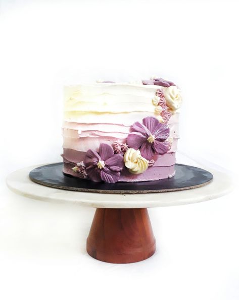 Ombre Flower Cake, Cake With Piped Flowers, Purple Ombre Cake, Piped Flowers, Cake Decorating Party, Piping Flowers, Ombre Cake, Purple Ombre, Flower Cake