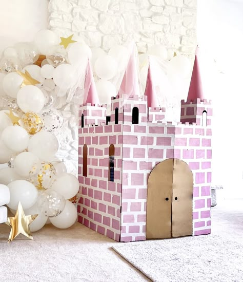 cardboard princess castel Diy Princess Castle, Cardboard Box Castle, Castle Diy, Castle Birthday Party, Birthday Party Details, 4de Verjaardag, Castle Party, Cinderella Birthday Party, Princess Theme Birthday