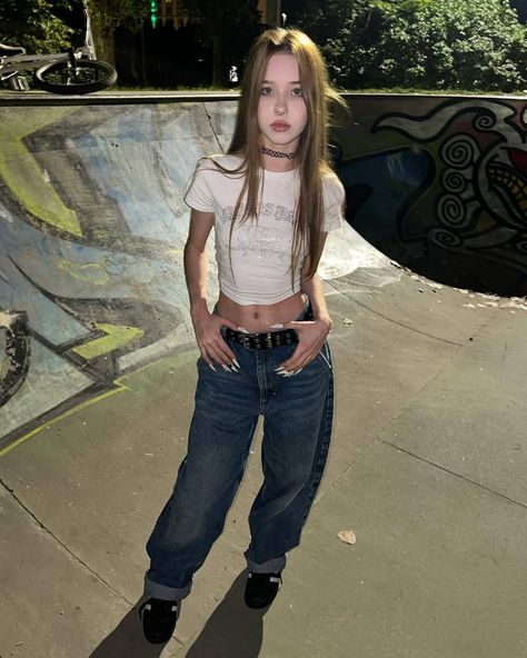 Skateboard Girl Outfits, Egirl Style, Nyc Fits, Skate Girl, Skateboard Girl, Skater Girls, Brunette Girl, Pretty Photos, Poses For Photos