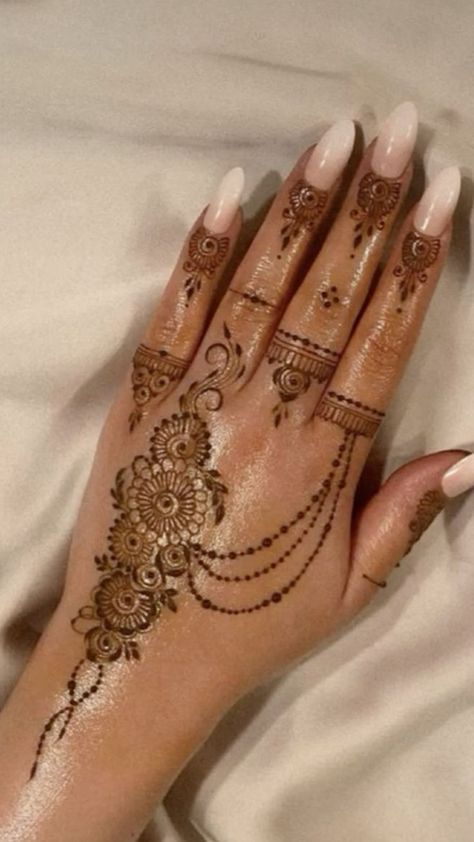 Simple Henna Design Aesthetic, Mendhi Designs Backhand, Simple Cute Henna Designs, Eid Henna Designs Arabic, Arab Henna Designs, Henna Inspo Simple, Henna Designs Aesthetic, Aesthetic Henna Designs, Henna Main