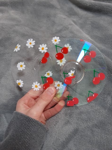 Painted Dvds Aesthetic, How To Paint Cds, Dvd Pintados Aesthetic, Diys For Room, Painted Cds Easy, Things To Paint On Cds, Painted Cds Aesthetic, Painting On Cds, Paint Cds