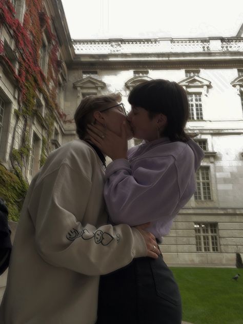 Lesbian couple, inspo pic, couple photos, lgbt+ Fem X Masc Couple, Masc 4 Masc Lesbian Couple, Masc Lesbian Couple, Masc Lesbian Aestethics, Stem Lesbian, Fem Lesbian, Masc Fem, Pic Couple, Masc Lesbian