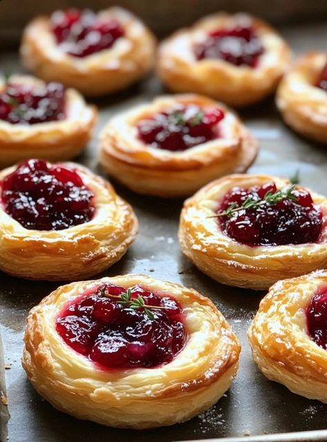 Three Ingredient Cranberry Brie Bites, Brie Bite Appetizer Recipes, Cranberry Appetizers For Party, Easy Cranberry Brie Bites, 3 Ingredient Cranberry Brie Bites, Brie Bites Recipe, Brie Snacks Simple, Cranberry Brie Bites Phyllo, Simple Elegant Appetizers