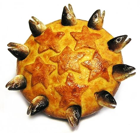 Starry Gazey Pie or Stargazy pie Pie Art, Welsh Recipes, Fish Pie, Baking Science, British Food, Harry Potter Party, Mini Foods, How To Cook Eggs, Food Humor