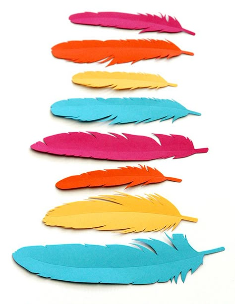 FREE PRINTABLE. These fun printable feathers have all kinds of uses: gift wrapping accents, banners, wreathes, place setting name tags, kids dress-up and more. Feather Printable, Feather Template, Paper Feathers, Anniversaire Harry Potter, Minute To Win It Games, Printables Freebies, Kids Dress Up, Cameo Projects, Silhouette Projects