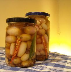 Pickled Onions White, Picked Onions Recipe, Make Pickled Onions, Spicy Pickled Onions, Pickled Onions Recipe, Pickle Onions Recipe, Onion Benefits Health, Malt Vinegar, Preserving Vegetables