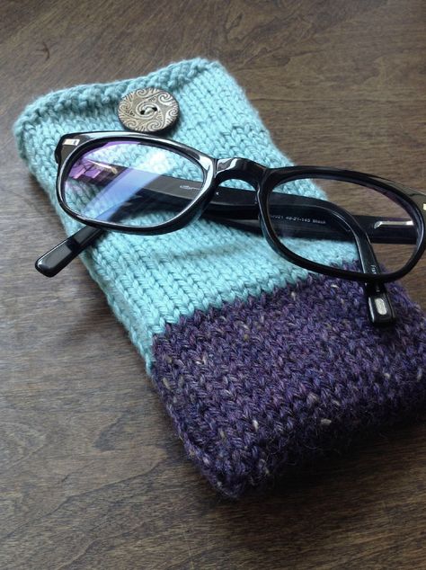 Knit Sunglasses Case, Knitted Glasses Case, Knit Glasses Case, Knitted Gift Ideas, Items To Make And Sell, Learning To Knit, Crochet Pouch, Minimalist Pattern, Knitting Gift