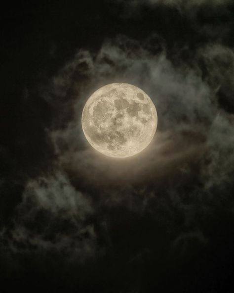 𝑺𝒖𝒑𝒆𝒓 𝑺𝒏𝒐𝒘 𝑴𝒐𝒐𝒏 © Laszlo Szirtesi Eras Aesthetic, Full Moon Names, Snow Moon, Big Moon, Ephesians 6, The Moon Is Beautiful, Look At The Moon, Sky Moon, Moon Pictures