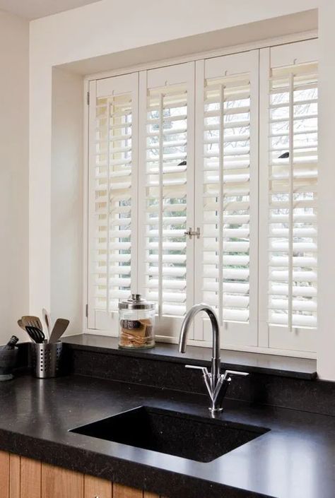 33 Stylish Kitchen Window Blinds Ideas » EcstasyCoffee Kitchen Window Shutters Over Sink, Roller Blinds Kitchen, Kitchen Window Blinds, Wooden Window Blinds, Kitchen Shutters, Florida Kitchen, Indoor Shutters, White Shutters, Interior Window Shutters