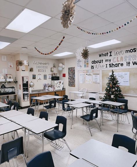 Black Teacher Classroom, High School Teacher Classroom Ideas, Cute High School Classroom, Calming Corner Classroom Middle School, Teacher Classroom Ideas High School, Classroom Aesthetic High School, Highschool Classroom Decor, High School Classroom Setup, Classroom Highschool