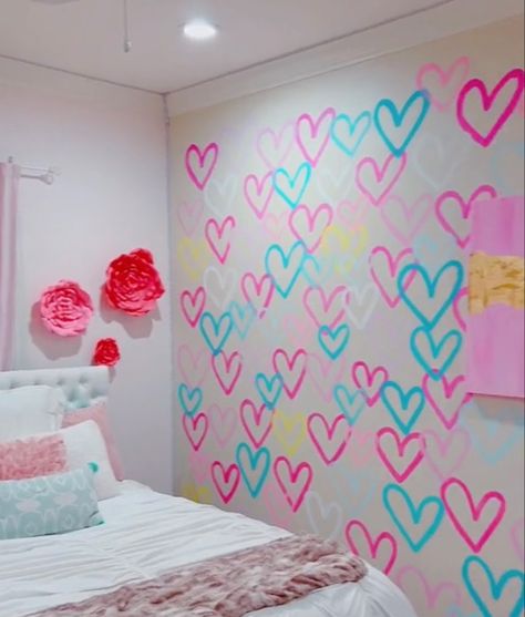 Hearts On Wall Painted, Spray Paint Heart Wall, Wall Ideas Bedroom Diy, Picture Wall Ideas Bedroom, Wall Ideas Bedroom, Bedroom Wall Ideas, Picture Wall Ideas, Small Girls Bedrooms, Spray Paint Wall