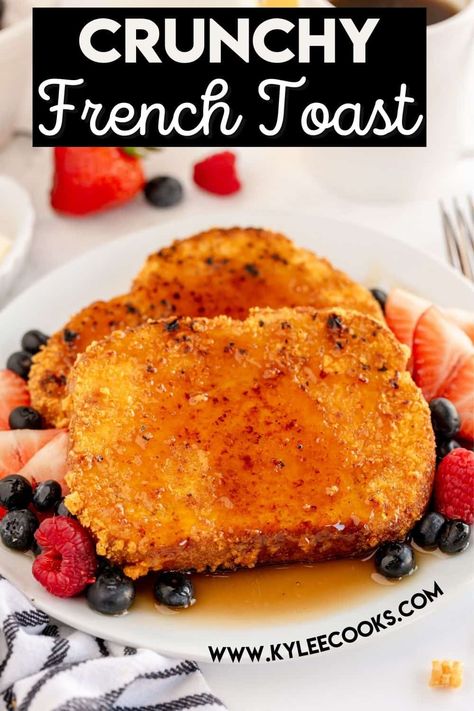 This Crunchy French Toast will surprise your senses! (it's dipped in crushed cereal). It's a crispy and delicious take on an old favorite. | french toast recipe | breakfast recipe | kyleecooks Crunchy French Toast Recipe, Crispy French Toast Recipe, Crisp French Toast, Crunchy French Toast, French Toast Toppings, Crispy French Toast, Oven French Toast, French Toast Batter, Toast Recipe Breakfast