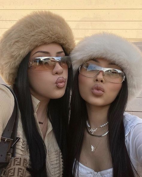 Faux Fur Headband, Chica Cool, Fur Headband, Headband Outfit, Cute Friend Photos, Stylish Glasses, 2000s Fashion Outfits, You Are, Friend Photoshoot