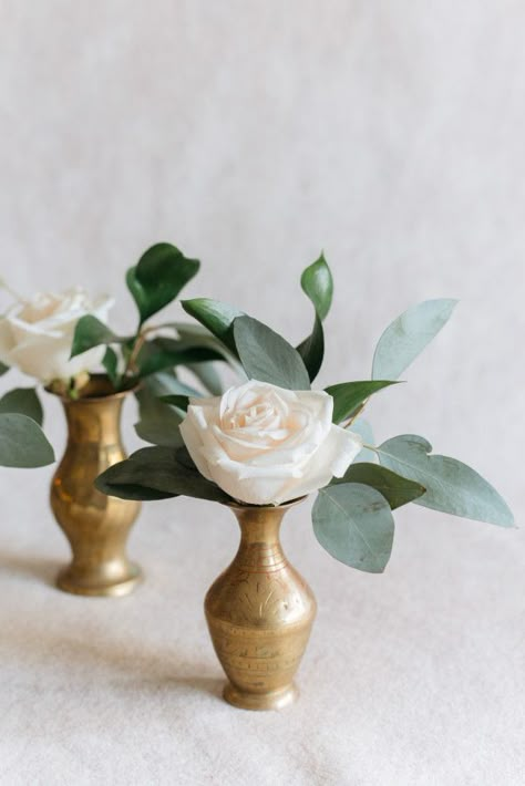 Bud Vase Centerpiece, Winter Flower Arrangements, Winter Floral Arrangements, Tafel Decor, Diy Winter, Wedding Floral Centerpieces, Wedding Vases, Winter Flowers, Deco Floral