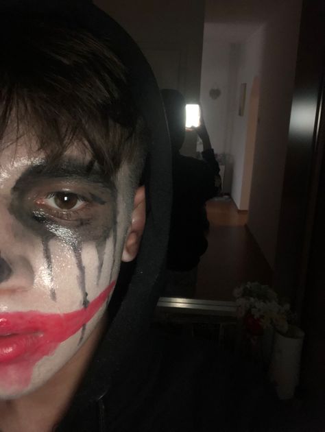 Male Halloween Face Paint, Playboi Carti Makeup Halloween, Easy Clown Makeup Scary, Playboi Carti Face Paint, Carti Makeup Halloween, Playboi Carti Halloween, Carti Face Paint, Makeup Halloween Hombre, Sick Pfp