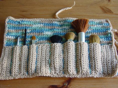 Here is my own pattern for a make-up brush holder, opened up to show how the brushes can look.  This pattern was suggested by my beautiful daughter Liz. Crochet Paintbrush Holder, Crochet Makeup Brush Case, Crochet Makeup Brush Holder, Crochet Brush Holder, Crochet Hooks Case, Crochet Makeup Bag, Diy Makeup Brush Holder, Crochet Hook Organizer, Hat Organizer