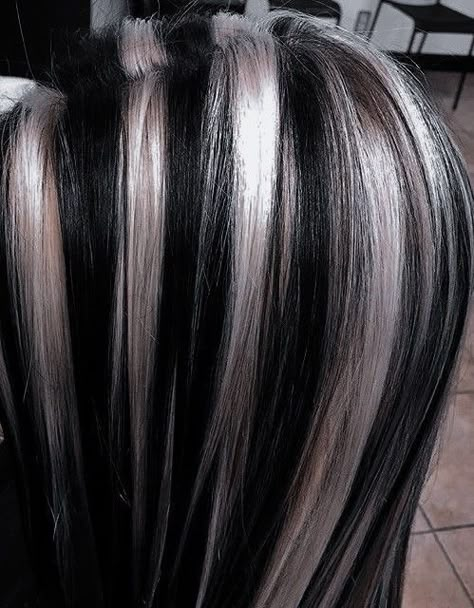 Skunk Highlights, Streaked Hair, Chunky Blonde Highlights, Skunk Hair, Hair Colour Inspo, Chunky Highlights, Hair With Blonde Highlights, Y2k Hair, Y2k Hairstyles