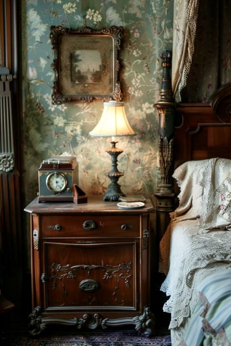 Fall Vintage Aesthetic, Bedroom Nightstand Decor, 12 Grimmauld Place, Cottagecore Bedroom Ideas, Historic Home Interiors, Grimmauld Place, Vintage Inspired Bedroom, Vintage Decor Ideas, Old House Interior