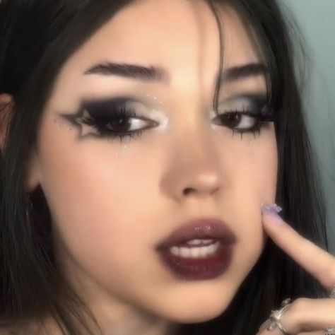 Winter Grunge Makeup, Makeup Black Lipstick, Black And Glitter Eyeshadow, Make Up Inspo Brown Eyes, Grunge Eyeshadow Looks, Pretty Grunge Makeup, Glitter Grunge Outfit, Rock Concert Makeup Ideas, Under The Stars Makeup