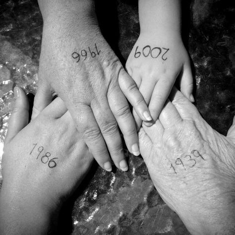 Very cool idea 4 Generations Photo, Generation Pictures, Generation Photo, Hand Images, Nature Camping, Foto Shoot, Mother's Day Cards, Hand Pictures, Camera Hacks