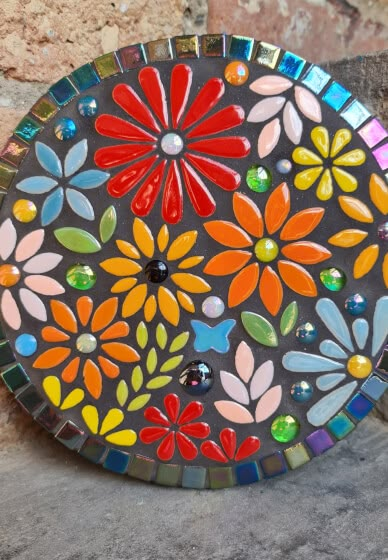 Mosaic Birdbath, Mosaic Art Diy, Mosaic Stepping Stones, Mosaic Pots, Mosaic Garden Art, Mosaic Art Projects, Mosaic Tile Art, Floral Mosaic, Mosaic Flowers