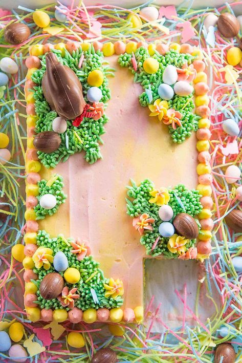 Pastel Easter Sheet Cake - A top view of the Easter cake with all the decorations and presentation. Easter Sheet Cake, Sheet Cake Decorating Ideas, Sheet Cake Decorating, Sheet Cake Ideas, Sheet Cakes Decorated, Easter Cake Decorating, Best Vanilla Cake Recipe, Easter Cake Recipes, Sheet Cake Designs