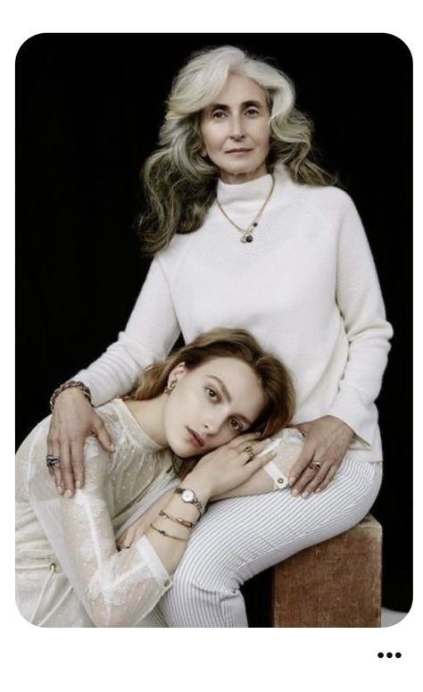 Grandmother Photography, Mother Daughter Photography Poses, Mom Daughter Photography, Mom Daughter Photos, Mother Daughter Poses, Generations Photography, Daughter Photo Ideas, Studio Family Portraits, Family Photo Studio