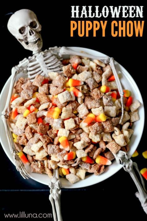 Black and White Halloween Puppy Chow recipe on { lilluna.com } Halloween Puppy Chow, Fun Halloween Appetizers, Buffet Halloween, Puppy Chow Recipe, Halloween Appetizers Easy, Chow Recipe, Recetas Halloween, Halloween Puppy, Halloween Party Appetizers