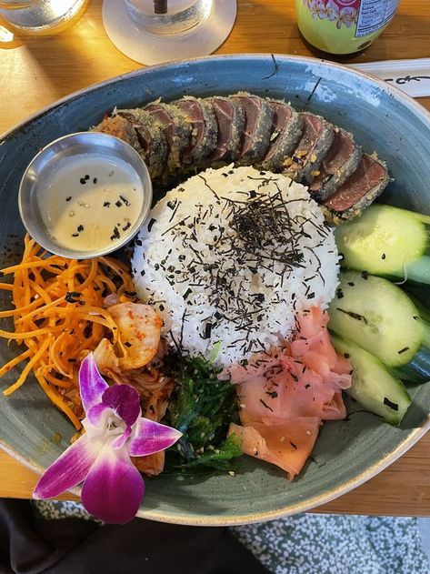 Hawaii Astethic Food, Hawaiian Lunch Plate, Food In Hawaii, Food Hawaii, Hawaii Eats, Best Food Oahu, Hawaii Cruise, Hawaii Lifestyle, Couples Dinner