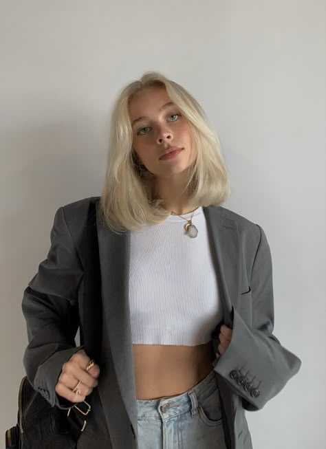 Angle Bob, Vip Series, Short Platinum Blonde Hair, Warm Scarves, Blonde Bob Hairstyles, Blonde Haircuts, Straight Blonde Hair, Light Blonde Hair, Blonde Hair Inspiration