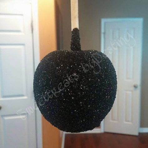 Sparkly black candy apple Black Swan Quince, Glitter Candy Apples, Black Candy Apples, Chocolate Dipped Apples, Dipped Apples, Candy Caramel, Apple Core, Black And White Party, Chocolate Apples