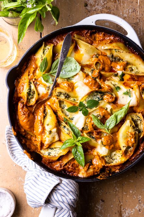 Cheese stuffed jumbo pasta shells in a skillet with vodka sauce and topped with melty mozzarella cheese and fresh basil Pesto Ricotta, Creamy Vodka Sauce, Ricotta Stuffed Shells, Venison Roast, Stuffed Shells Ricotta, Jumbo Pasta Shells, Shells Recipe, Cheese Stuffed Shells, Pasta Shells