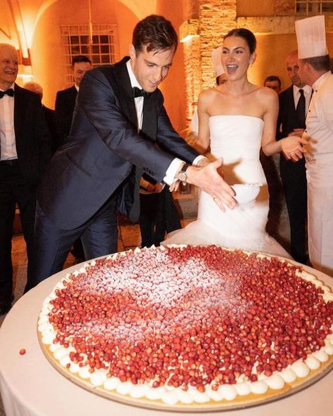 Luxury Event Planner on Instagram: "If you have the chance to be invited at a destination wedding in Italy, you might not see a beautiful wedding cake displayed on a well decorated table ready to be cut.  You will witness the creation of the cake which is called Millefoglie or strawberry tart just like the one that Lina and Chris chose for their wedding.  One of the most appreciated experiences, a joy for your eyes and a treat for your palate .. nobody could resist it, me neither.  Which is the most delicious cake you had at a wedding?   Design and planning @federicabeni_ed Team @diana_federicabeni_ed Ph credit @alli.studio Video @luigidegregorio F&B @galateoricevimenti  Beauty @cassandralusi_mua   #federicabeni_ed #fineartcuration #exclusiveweddinginitaly #exclusivewedding #weddingcake #m Italy Wedding Cake, Wedding Tart, Millefoglie Wedding Cake, Wedding Cake Strawberry, Millefoglie Cake, Wedding Cake Aesthetic, Strawberry Wedding Cake, Italian Wedding Cake, Most Delicious Cake