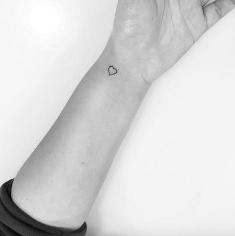 tiny wrist heart tattoo Small Heart Tattoo, Tiny Tattoos For Women, Tato Minimal, Tiny Wrist Tattoos, Tattoo Placements, Tiny Tats, Tato Henna, Shape Tattoo, Cute Little Tattoos