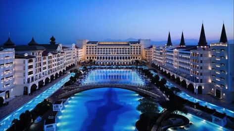 The top 7 most luxurious hotels in the world - Lux Magazine Hotel And Resort, Pool Fashion, Most Luxurious Hotels, Radio City Music Hall, Hotels Around The World, Thunder Bay, Luxury Destinations, Interior Accents, Casino Resort