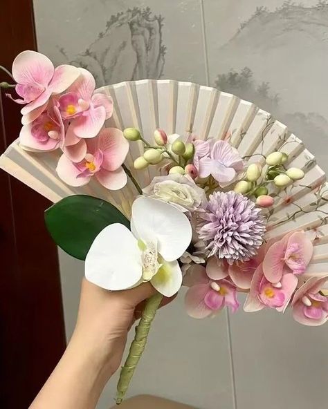 Stunning Folding Hand Fan Bouquet 🪭💐 Folding Hand Fans are also a must-have wedding favor. Enhance your wedding experience and optimize costs with our exclusive offers at Peonies. When you choose our premium wedding invitations, enjoy special discounts on a range of accessories, including gift boxes, vow booklets, welcome signs, menus, table numbers, thank you tags, and more. Contact us today for a complimentary consultation and personalized support. —————/-//-/————— 💒 𝗣𝗲𝗼𝗻𝗶𝗲𝘀 𝗪𝗲𝗱𝗱𝗶𝗻𝗴 𝗣𝗿𝗶... Chinese Wedding Flowers, Red And Yellow Wedding, Bridal Bouquet Silk Flowers, Yellow Wedding Decor, Fan Bouquet, Fresh Bridal Bouquets, Chinese Folding Fan, Yellow Wedding Decorations, Bridal Fan