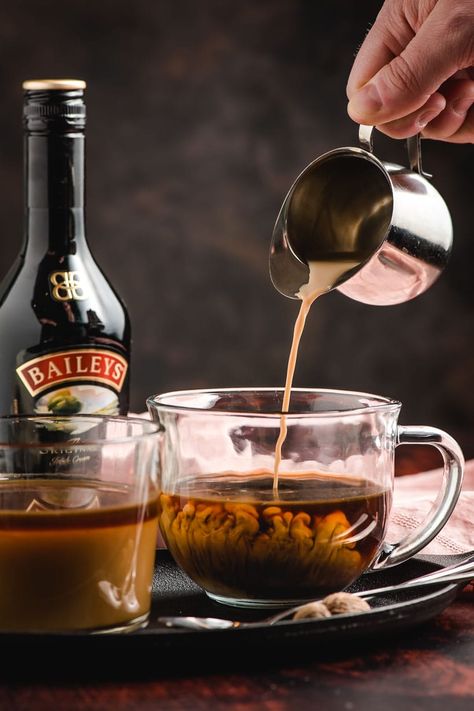 This Bailey’s Irish Cream Coffee is the ultimate way to warm up on a cold morning (or night!). This coffee is the perfect St. Patrick’s Day recipe, but it’s amazing any time you want to start the day off with a rich, creamy coffee cocktail! Irish Coffee Recipe, Irish Cream Coffee, Baileys Coffee, Creamer Recipe, Blueberry Cookies, Shortbread Bars, Sally's Baking, Creamy Tomato Soup, Baileys Irish