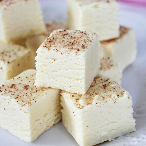 Creamy 15 Minute Eggnog Fudge - Baking Beauty Eggnog Dessert, Eggnog Fudge, Easy Eggnog, Christmas Candy Easy, Easy Christmas Candy Recipes, Christmas Fudge, Eggnog Recipe, Egg Nog, Fudge Easy