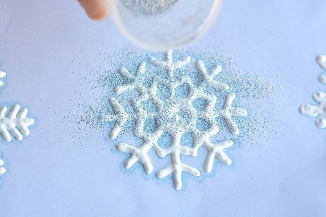 Diy Window Clings, Diy Christmas Window, Easy Winter Crafts, Simple Snowflake, Christmas Craft Fair, Winter Window, Snow Flakes Diy, Homemade Christmas Decorations, Puff Paint