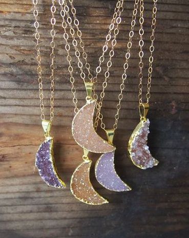 x Drusy Jewelry, Look Grunge, Beautiful Gold Necklaces, Crystal Moon, Druzy Necklace, Crescent Moon Necklace, Moon Pendant, Moon Necklace, Pretty Jewellery