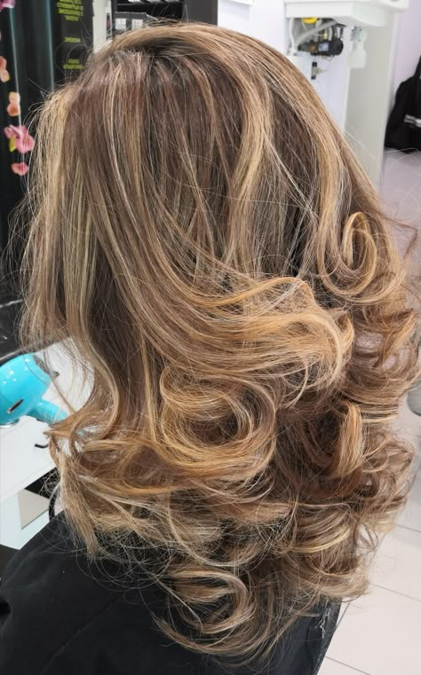 Big Highlights Brown Hair, Brown Hair And Blonde Highlights, Corte Wolf, Layer Hairstyle, Big Highlights, Bun Slick, Bun Curls, Hairdos For Long Hair, Vogue Hair